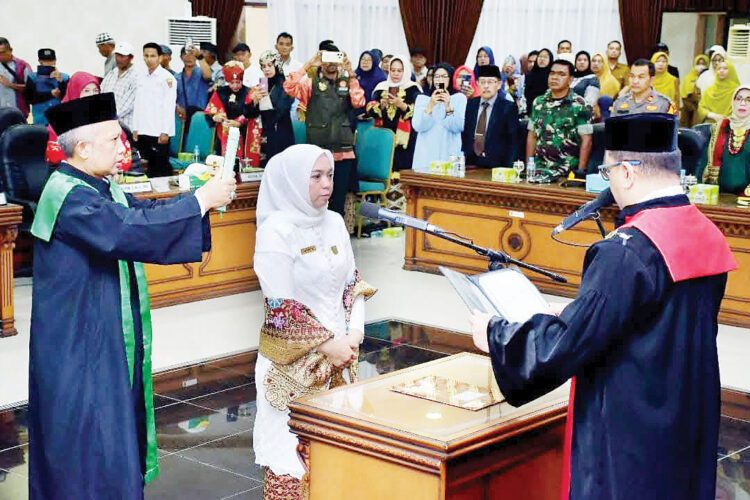 PENGUCAPAN SUMPAH JANJI— Pengucapanj sumpah janji Aderia sebagai Wakil Ketua DPRD Agam periode 2024-2029, Senin (9/12).