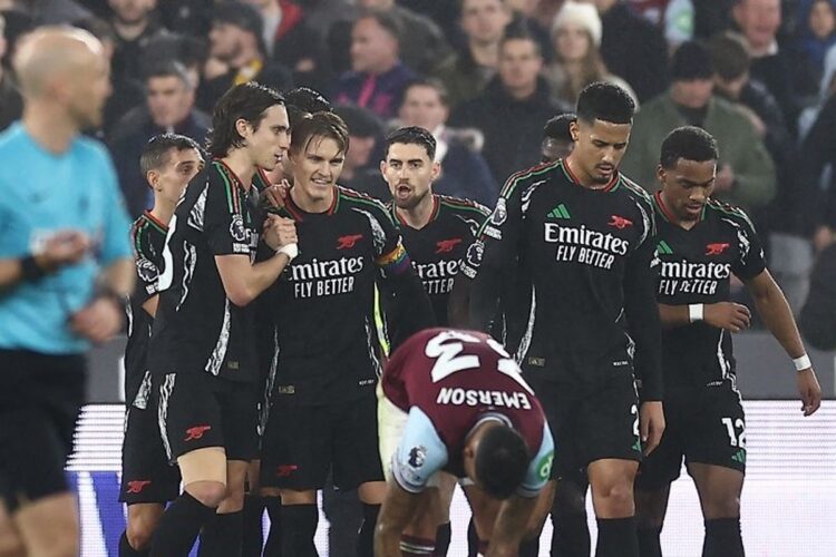 MENANG TELAK— Arsenal naik ke peringkat kedua klasemen sementara Liga Inggris setelah mengalahkan tuan rumah West Ham dengan skor 5-2 di Stadion London, London, Minggu (1/12) dini hari WIB.