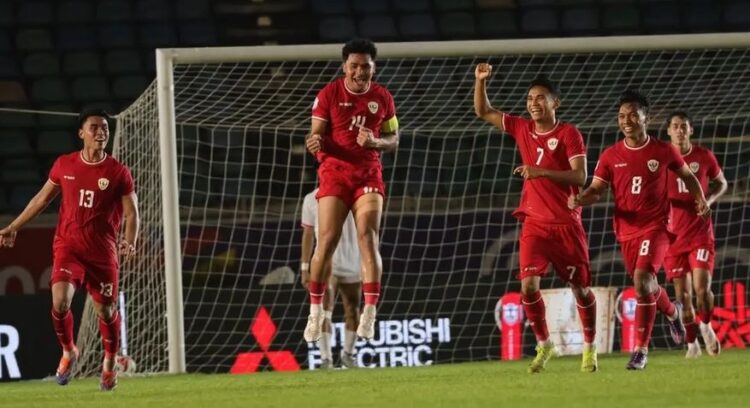 RAYAKAN GOL— Timnas Indonesia merayakan gol yang Asnawi Mangkualam saat melawan Myanmar di laga perdana grup B Piala AFF 2024 di Stadion Thuwunna, Yangon, Senin (9/12) malam.