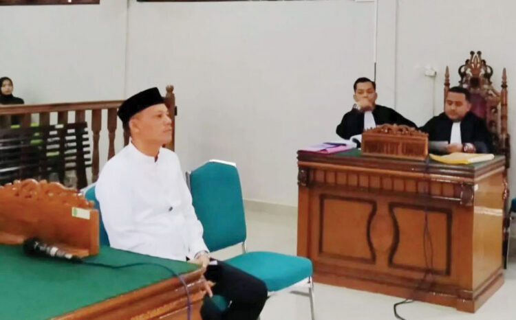 SIDANG DAKWAAN— Bupati Pasaman yang juga petahana dalam Pemilihan Kepala Daerah (Pilkada) Serentak 2024, Sabar AS, menghadapi dakwaan terkait dugaan pelanggaran kampanye di tempat ibadah. Sidang perdana digelar di Pengadilan Negeri (PN) Lubuk Sikaping pada Jumat (13/12).