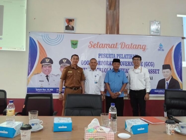 PELATHAN— Direktur Perumda Air Minum Tirta Anai bersama Ketua Dewan dan BKP Sumbar saat pembukaan pelatihan Good Comparate Governance (GCG)  serta pengelolaan keuangan dan aset Perumda.