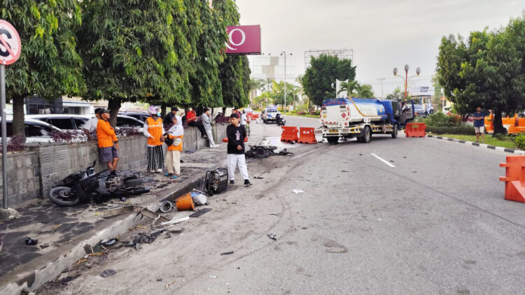 KECELAKAAN— Kondisi truk tangki bermuatan BBM yang menabrak dua sepda motor di depan Basko Hotel dan Grand Mall Padang.