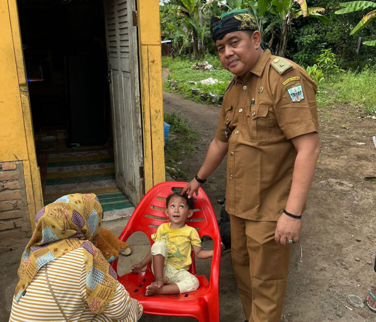 KORBAN KEKERASAN—Wali Nagari Paritmalintang Sudirman, mengunjungi korban kekerasan yang diduga kuat dilakukan oleh ayah tirinya, di Korong Kampuang Tangah, Nagari Paritmalintang.