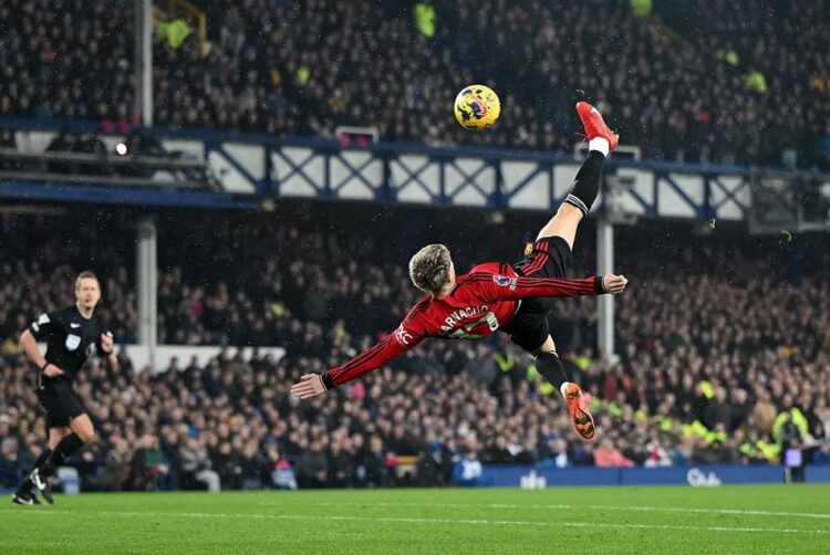 GOL AKROBATIK— Gol Garnacho yang menyerupai gol Rooney dan Ronaldo menjadi gol pembuka laga United melawan Everton pada Minggu (26/11).