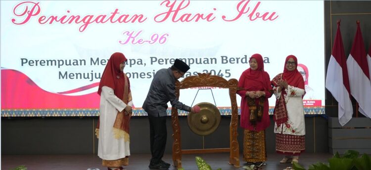 PERINGATAN HPI— Pj Sekda Sumbar Yozarwardi, membuka Peringatan Hari Ibu ke-96 tingkat Provinsi Sumbar.