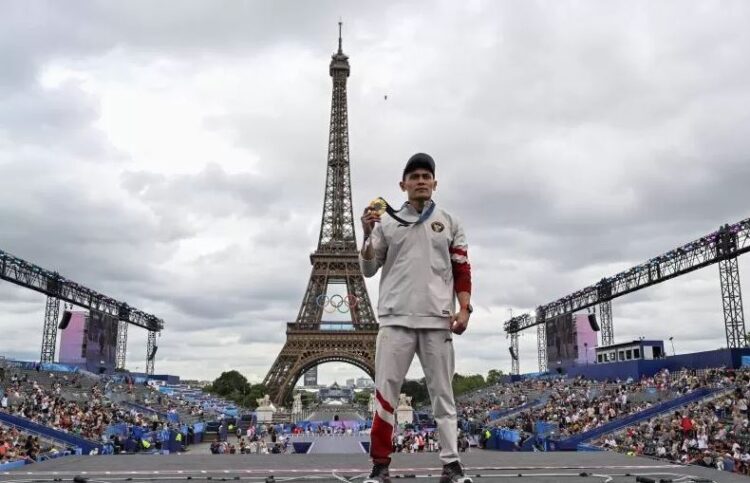 ATLET— Atlet panjat tebing Indonesia Veddriq Leonardo berfoto dengan latar belakang Menara Eiffel di Champions Park, Trocadero, Paris, Prancis, Jumat (9/8/2024).