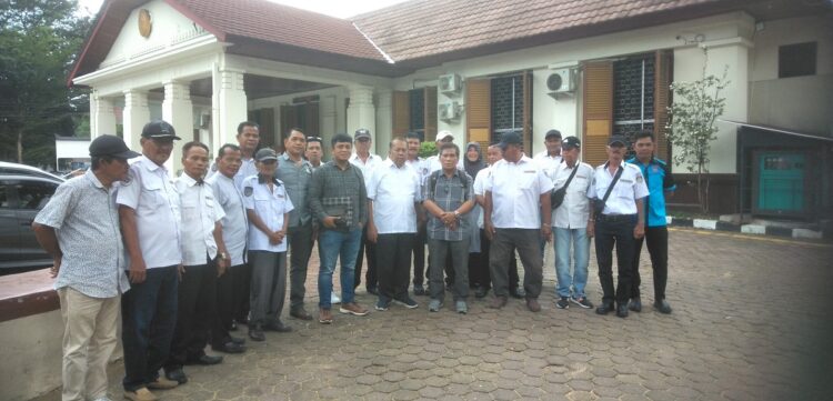 HADIRI PERSIDANGAN—Ketua Koperbam Telukbayur Candra, Sekretaris Nursal Uce, M,  dan kuasa hukumnya Afdal foto bersama sebelum sidang di Pengadilan Tata Usaha Negara (PTUN).