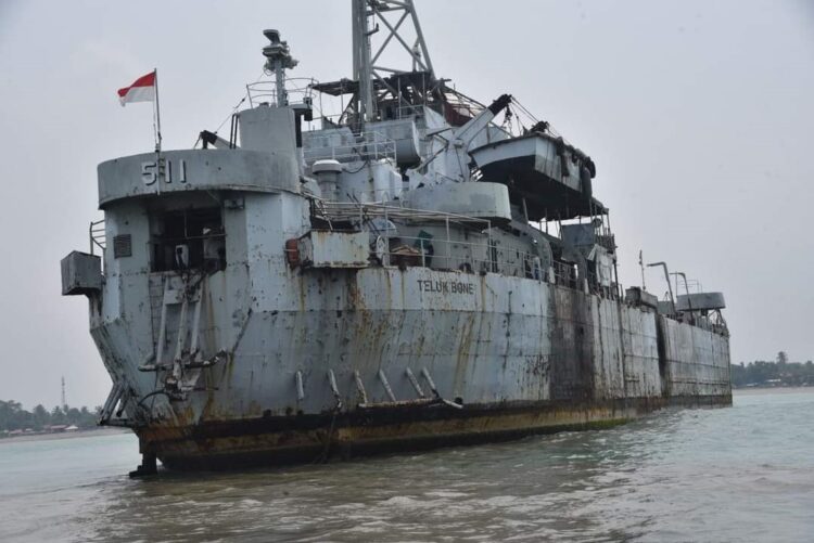 DILARANG MENAIKI KRI— Pemko Pariaman mengingatkan dan melarang para wisatawan dan warga menaiki kapal perang bekas KRI Teluk Bone 511 yang terdampar di Pantai Pauh karena kondisinya yang belum stabil dan aman sehingga dikhawatirkan dapat membahayakan keselamatan pengunjung.