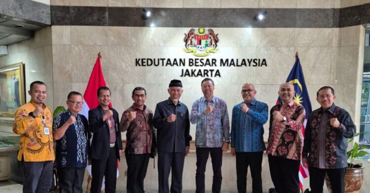 KUNJUNGI KEDUBES— Gubernur Sumbar Mahyeldi Ansharullah berfoto bersama dengan Duta Besar Malaysia untuk Indonesia, Dato’ Syed Mohamad Hasrin Tengku Hussin dalam kunjungan dan silaturahmi ke kantor Kedubes Malaysia.