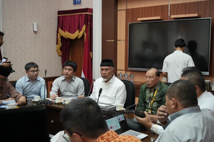 PERSIAPAN PENERBANGAN PADANG-SINGAPURA— Gubernur Sumbar Mahyeldi meghadiri rapat bersama manajemen Scoot Pte Ltd di Istana Gubernur Sumbar, Jumat (27/12).