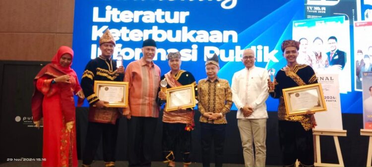 TERIMA PENGHARGAAN— Wali Nagari III Koto Aur Malintang Mitra Susanto menerima penghargaan anugerah apresiasi Keterbukaan Informasi Desa tahun 2024,