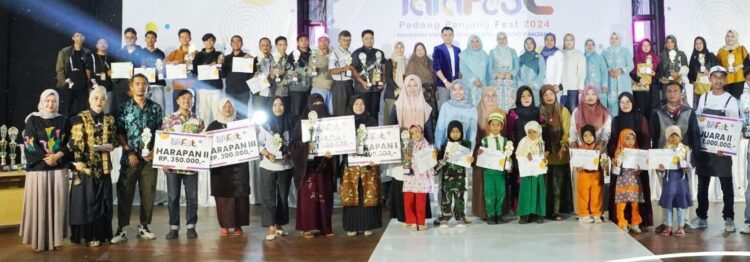 JUARA LOMBA—Terlihat para juara lomba paduan suara dan masak rendang foto bersama usai mendapatkan hadiah di ajang PAPAFEST 2024.