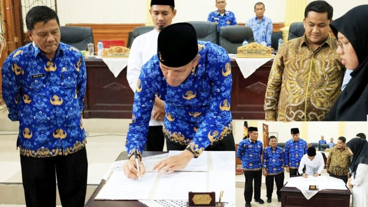 SAHKAN APBD 2025— Pj Wali Kota Pariaman Roberia saat sahkan APBD Kota Pariaman Tahun Anggaran 2025.