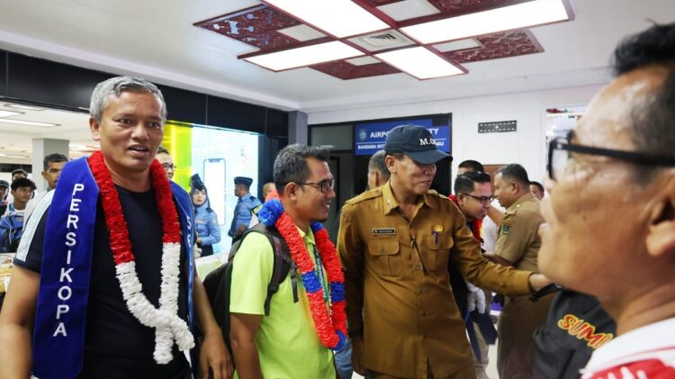 SAMBUT TIM PERSIKOPA— Pj  Wali Kota Pariaman Roberia saat menyambut Tim Persikopa di BIM Padangpariaman.