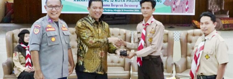 SELAMAT—Penjabat (Pj) Wali Kota selaku Ketua Kwarcab 12 Sonny Budaya Putra, memberikan ucapan selamat kepada Ketua Dewan Kerja Cabang (DKC) Pramuka Penegak dan Pandega Puteri Putera Kwartir Cabang 12 Padang Panjang periode 2024-2029 Sastra Guna, Minggu 915/12). .