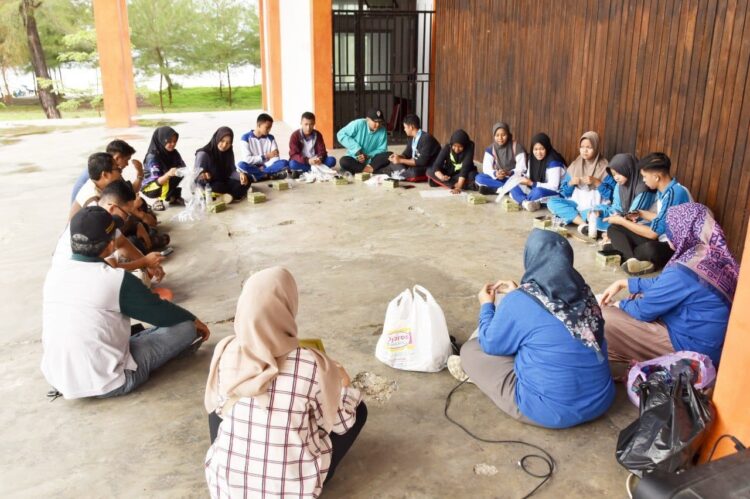 AKSI BERSIH PANTAI— Saka Kalpataru Kota Pariaman menggelar aksi bersih dan pembuatan ecobrick, di Pantai Kata, Desa Taluak, Kecamatan Pariaman Selatan.