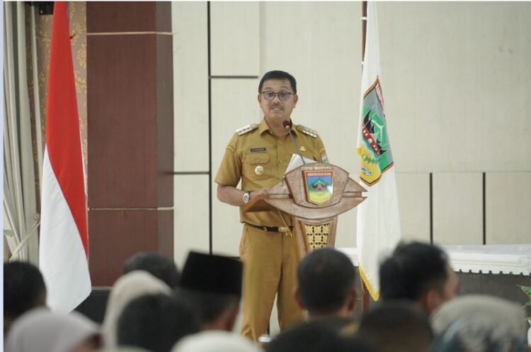 ARAHAN— Bupati Solok Selatan H. Khairunas memberikan arahan terkait kepatuhan masyarakat dalam membayar pajak.