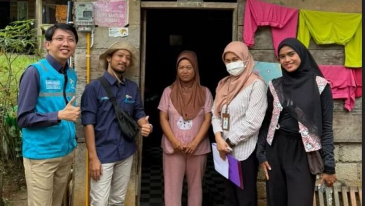 DATANGI— Tim PLN UP3 Solok datangi rumah warga kurang mampu
untuk penyambungan listrik gratis.