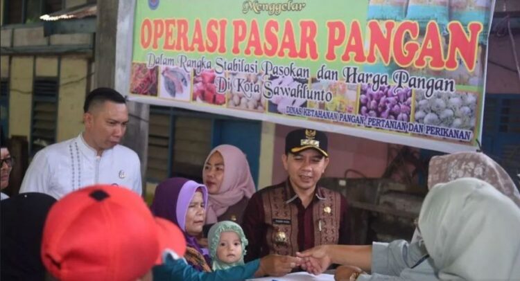 TINJAU—Pj Wali Kota Sawahlunto Fauzan Hasan, Kacab Bank Nagari Sawahlunto Rusdi dan Kepala DKP3 Heni Purwaningsih meninjau
pelaksanaan pasar pangan murah di Desa Taratak Bancah Kecamatan Silungkang.