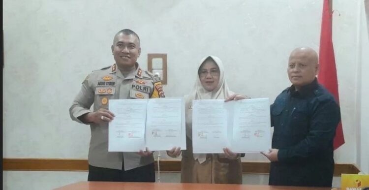 LIHATKAN—Kepala Disdukcapil Kota Solok Ratnawati dan Kapolres Solok Kota AKBP Abdus Syukur Felani
lihatkan hasil kerjasama usai diteken.