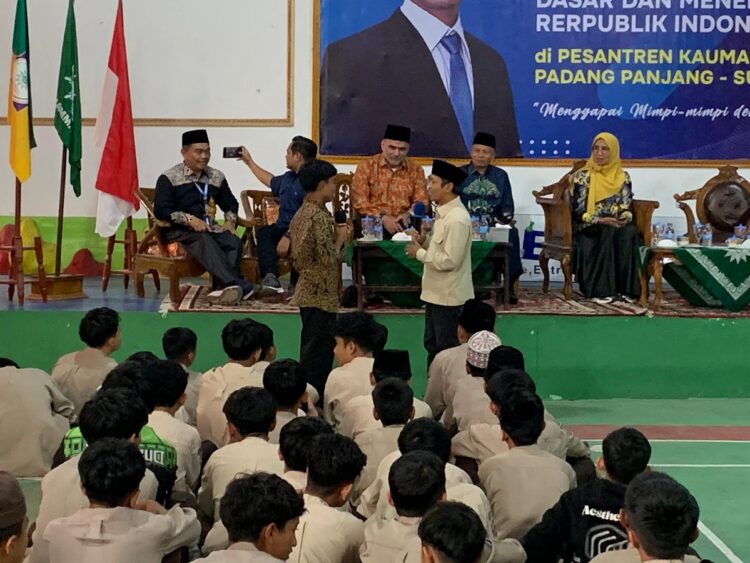 KUNJUNGI PESANTREN KAUMAN— Wakil Menteri Pendidikan Dasar dan Menengah Republik Indonesia, Dr. Fajar Riza Ul Haq, memberikan motivasi kepada para santri dalam kunjungannya ke Pesantren Kauman Muhammadiyah Padang Panjang, Sabtu (14/12).