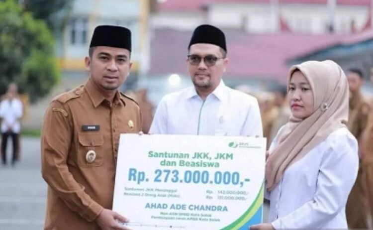 SERAHKAN—Wakil Wali Kota (Wawako) Solok Ramadani Kirana Putra saat menyerahkan santunan sebesar Rp273 juta pada ahli waris. .