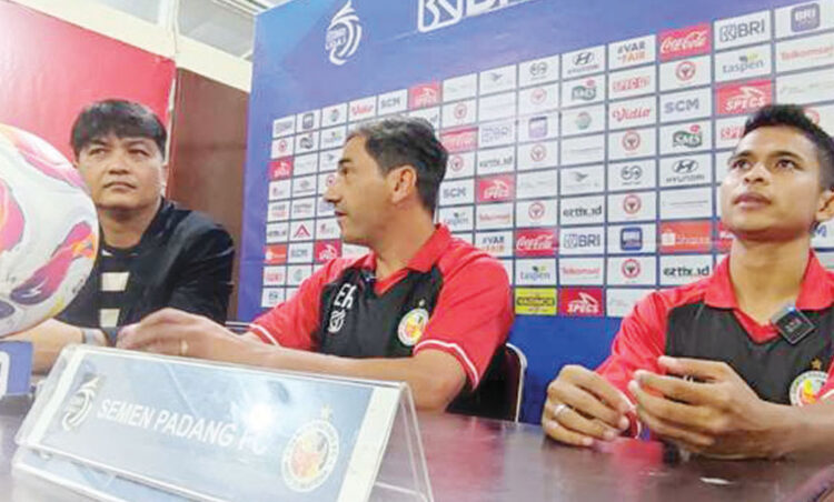 KONFERENSI PERS— Pelatih Semen Padang FC
Eduardo Almeida bersama pemain sayap Semen Padang FC,
Ikram Mila dalam sesi pre match prescon, Minggu (19/1).