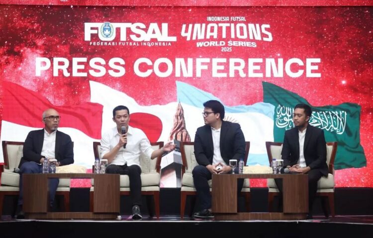 KONFERENSI PERS— Wamenpora, Taufik Hidayat saat konferensi pers jelang turnamen Indonesia Futsal 4 Nations World Series, yang diadakan oleh FFI di Jakarta International Velodrome pada 30 Januari hingga 2 Februari 2025.