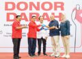 DONOR DARAH— Direktur Keuangan dan Umum PT Semen Padang Oktoweri, menyerahkan kantong darah yang terkumpul dalam kegiatan Peduli Kemanusiaan Donor Darah di Gedung Serba Guna Semen Padang, kepada PMI Padang, Rabu (22/1).