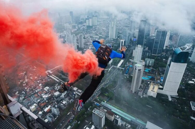 LOMPATAN— Frederic Fugen saat melompat dari Autograph Tower, gedung setinggi 385 meter.