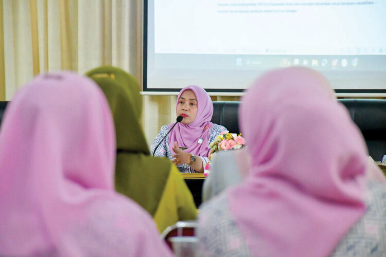 RAPAT KOORDINASI— Ketua TP-PKK Kabupaten Agam, Ny. Yenni Andri Warman, menggelar rapat koordinasi bersama OPD terkait di aula utama Kantor Bupati Agam, Lubuk Basung, Rabu (22/1).