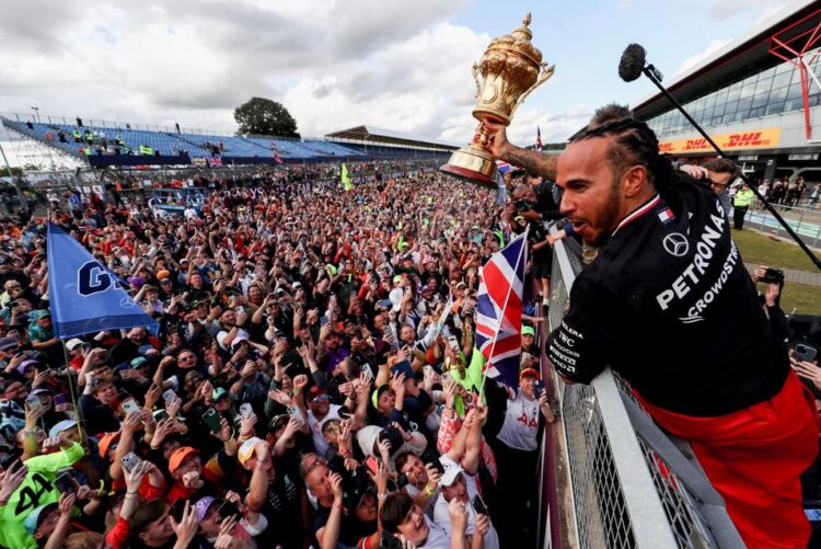 JUARA— Lewis Hamilton setelah memenangkan British Grand Prix di Silverstone Circuit musim 2024.