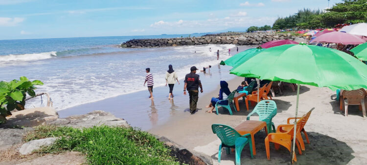 DESTINASI WISATA FAVORIT— Objek wisata Pantai Padang menjadi salah satu destinasi favorit selama libur Nataru. Diprediksi akhir pekan ini, kawasan Pantai Padang akan ramai dikunjungi wisatawan menjelang libur akhir sekolah yang akan berakhir Minggu (5/1) besok.