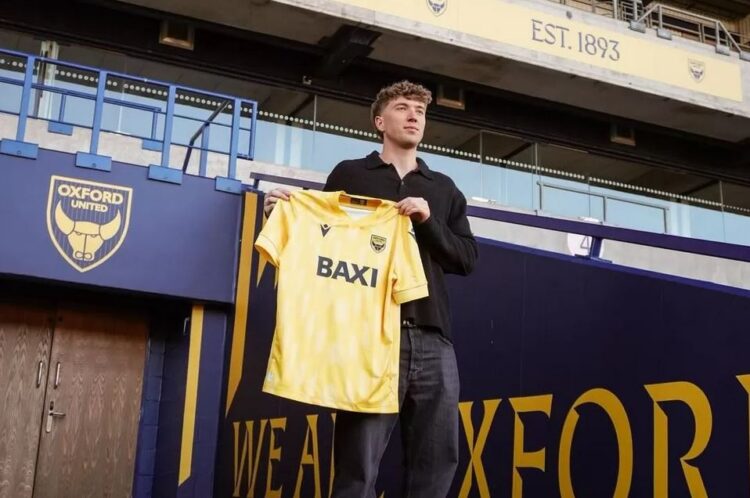 PEMAIN BARU— Ole Romeny saat diperkenalkan sebagai pemain baru Oxford United.