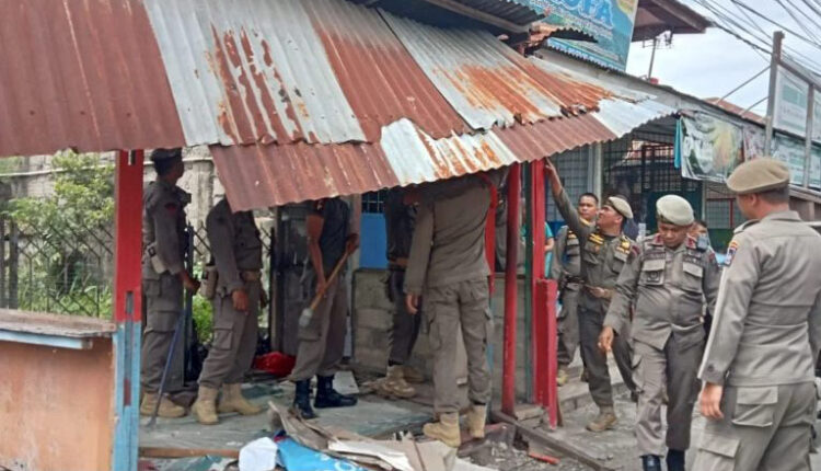 PEMBONGKARAN— Petugas Satpol PP Kota Padang membongkar sejumlah bangunan liar yang dibangun di atas fasum, di kawasan Lubukbegalung, Kamis (2/1).