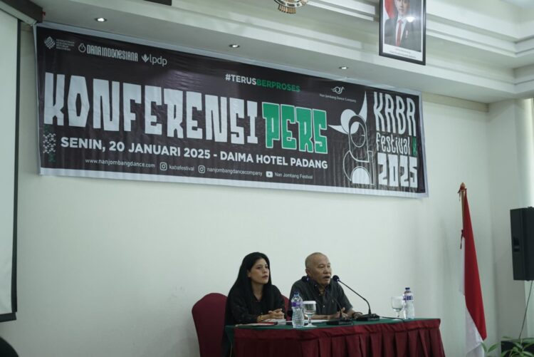 Pimpinan Nan Jombang Dance Company, Ery Mefri bersama Direktur Angga Djamar berikan keterangan pers, Senin (20/1).