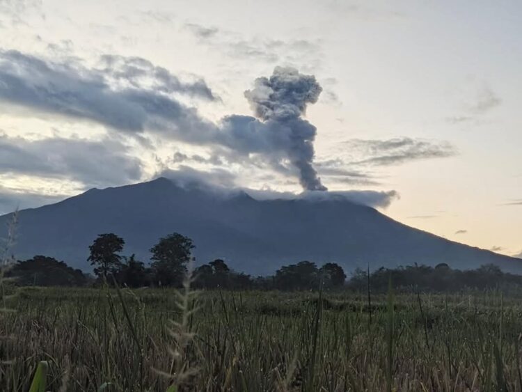 TETAP WASPADA—Terlihat kepulan asap yang berasal dari kawah Gunung Marapi mulai meninggi perlu diwaspadai masyarakat.