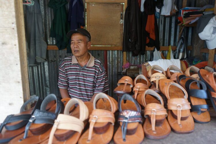 DAGANGAN—Arlen dengan barang dagangannya tarompa datuak yang digandrungi hingga Batam.