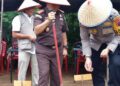 TANAM JAGUNG— Kepala Dinas Pertanian Kabupaten Agam Arief Restu menghadiri penanaman jagung serentak seluas 1 juta hektar yang dipusatkan di Pulai Jorong V Sungai Jaring, Nagari Persiapan Sungai Jaring Lubuk Basung, Selasa (21/1).