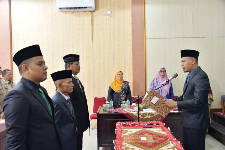 DILANTIK— Camat Lubuk Basung, Ricky Eka Putra, melantik 3 Penjabat Wali Nagari Persiapan di Aula Kantor Camat Lubuk Basung Kamis, (9/1).