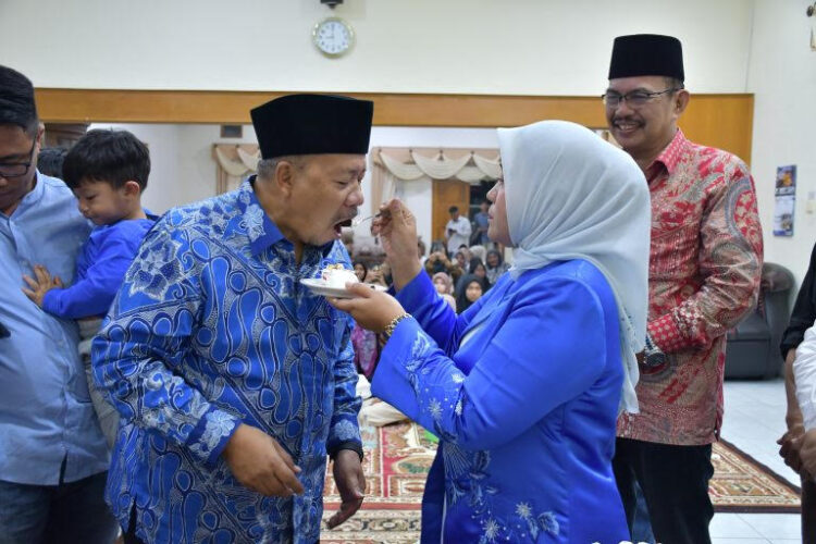 ULANG TAHUN— Bupati Agam, Dr H Andri Warman merayakan hari ulang tahun ke 62 bersama anak asuh dan keluarga besar, di Mess Pemkab. Agam Belakang Balok, Sabtu (4/1) malam.