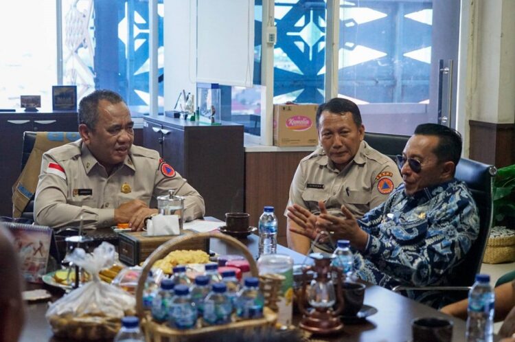 KUNJUNGAN—Bupati Eka Putra didampingi Kadis PU PR Ten Feri, Kadis Perkim LH Novi Hendri, Kalaksa BPBD dr. Ermon Revlin, Kabid Bina Marga Reflidarlis, Kabid Rehabilitasi dan Konstruksi Netrizal, Kabag PBJ Mustika Suarman dan beberapa staf, Senin (6/1) saat kunjungan ke BNPB di Jakarta.