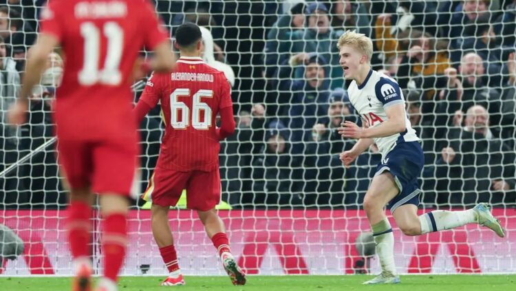 GOL KEMENANGAN— Tottenham Hotspur sukses mengamankan kemenangan tipis 1-0 atas Liverpool dalam leg pertama semifinal Carabao Cup di Tottenham Hotspur Stadium, Kamis (9/1) dini hari WIB. Gol tunggal Lucas Bergvall di menit ke-86 menjadi penentu kemenangan Spurs.