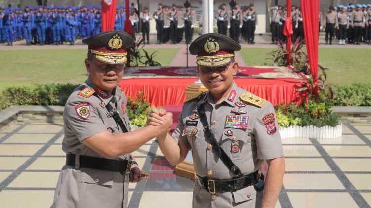 UPACARA— Kapolda Sumbar yang baru, Irjen Pol Gatot Tri Suryanta bersama dengan pejabat lama, Irjen Pol (Purn) Suharyono saat upacara tradisi Farewell and Welcome Parade.