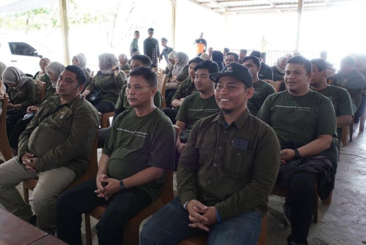 IKUTI—Terlihat para peserta  mengikuti  Rapat Evaluasi Pengawasan sekaligus Outbound di Pulau Pagang, Kota Padang, Jumat (24/1).