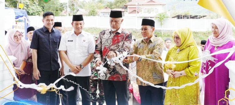 PERESMIAN MASJID—Gubernur Sumbar Mahyeldi gunting pita tanda diresmikan Masjid Al-Alif Raudhatul Jannah SMAN 1 Sumbar.