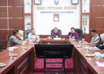 PERTEMUAN—Hadir dalam pertemuan tersebut Plt. Asisten II Bidang Ekonomi dan Pembangunan Wal Asri, Kepala Bappeda Yasrizal, Staf A