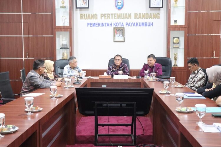 PERTEMUAN—Hadir dalam pertemuan tersebut Plt. Asisten II Bidang Ekonomi dan Pembangunan Wal Asri, Kepala Bappeda Yasrizal, Staf A