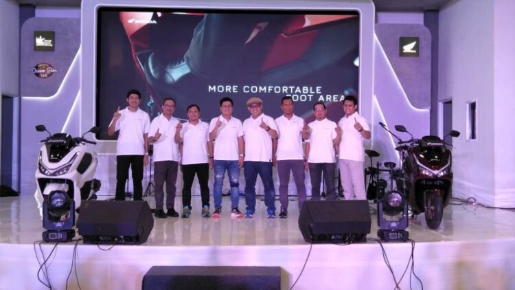 LAUNCHING— Jajaran Manajemen PT Hayati Pratama Mandiri, resmi memperkenalkan New Honda PCX160 untuk konsumen setianya di Sumbar, Sabtu (11/1) di Gedung Padang Youth Center.