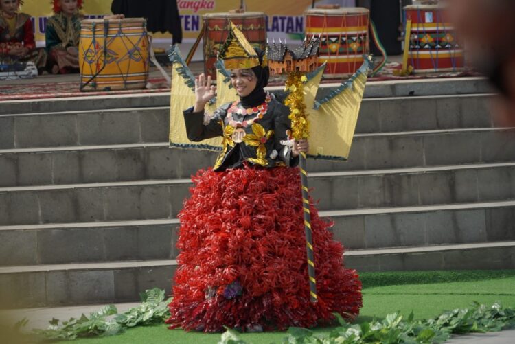 TAMPILAN—Salahsatu tampilan anak kreatif dengan pakaian rancangannya melenggang elok di catwalk RTH Solok Selatan.